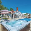 Отель Nice Home in Vabriga with Outdoor Swimming Pool, Hot Tub & Outdoor Swimming Pool, фото 17