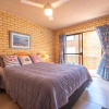 Отель Golden Shores Unit 1 21 Landsborough Parade, фото 4