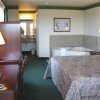 Отель Emerald Dolphin Inn & Mini Golf в Форте Брэгг