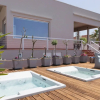 Отель Beachfront Modern Property With 2 Outdoor hot Tubs Only 300m From Restaurants Shops, фото 10
