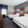 Отель La Quinta Inn & Suites by Wyndham Louisville NE/Old Henry Rd в Тейлорсвилле