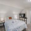 Отель 49sl - Hot Tub - Wifi - Fireplace - Sleeps 10 3 Bedroom Home by Redawning, фото 9