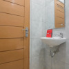 Отель RedDoorz Plus near Syamsudin Noor Airport 3, фото 17
