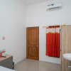 Отель Reddoorz Near Rs Mitra Keluarga Waru, фото 2