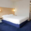 Отель Travelodge Gatwick Airport Hotel в Кроули 