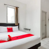 Отель RedDoorz near Pantai Ria Kenjeran, фото 3