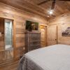 Отель Hawkeye Ridge 3 Bedroom Cabin by Redawning, фото 7