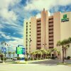 Отель Holiday Inn Express Hotel  Suites Oceanfront Daytona Beach Shores в Дейтона-Бич-Шорсе