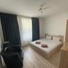 Отель Modern 1BR Apart with Cinema Couch 65 inch TV & Free Street parking, фото 1