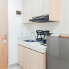 Отель Homey And Modern Studio Apartment B Residence, фото 5