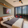 Отель Centrally located gem - sunset views/rooftop pool 2BR/2Bath, фото 2