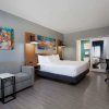 Отель La Quinta Inn & Suites by Wyndham Ft. Myers-Sanibel Gateway, фото 11