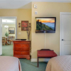 Отель Downtown Delight, 2 Bedrooms, Pool, Hot Tub, Sleeps 6, фото 6