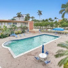 Отель Lovely Studio/bath, Hallandale Beach, Walk to the Beach! Pool & Free Parking!, фото 13