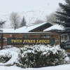 Отель Twin Pines Lodge & Cabins, фото 1