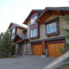 Отель Pinnacle Ridge Chalets by FCR в Ферни