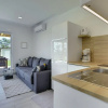 Отель Modern Holiday Home With Enclosed Garden, фото 2