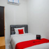 Отель RedDoorz Hostel near Kota Lama Semarang, фото 18