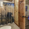 Отель SmokyStays Indoor Heated Pool Cabin, фото 17