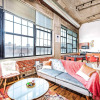 Отель TWO Stunning Industrial Lofts by Cozysuites, фото 15