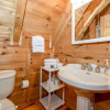 Отель Creekside 2 Bedroom Cabin by RedAwning, фото 15