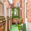 Отель City & Beach at your Reach - courtyard & parking, фото 16