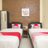 Отель OYO 952 Annisa Syariah Guest House, фото 12