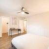 Отель Stylish 1BR Near UT Highland Evonify, фото 4