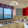 Отель Seafront 2 Bedroom Apartment overlooking Bay, фото 9