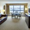 Отель Greenwood Inn & Suites, фото 1