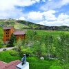 Отель Private Deck Mountain Views Babbling Creek Sleeps 4 в Стимбоат-Спрингсе