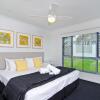 Отель Sentosa on Tugun - Beachfront 5 Bedroom в Билинге