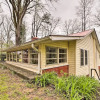 Отель Cozy Wooded Retreat: 2 Mi to Dtwn Brevard!, фото 1