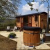 Отель Shephards Hut With Hot Tub in the Cotswolds, фото 11