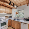 Отель 67mf- Hot Tub - Pets Ok - Bbq - Sleeps 5 3 Bedroom Home by RedAwning, фото 12