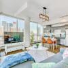 Отель Modern 2BR Apt - DT Calgary w City Views, фото 2
