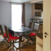 Отель Cosy, 2-bedroom Mobile Home With a Furnished Terrace and Serene Garden, фото 5