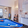 Отель White Cozy House With Pool Table Game Room, фото 16