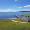 Отель Lake Escape - Lake Macquarie в Горокане