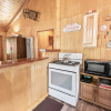 Отель Knotty Pine Chalet - 2br/1ba/walk To Lake And Village/fireplace/wifi/smarttv/barbeque/fencedyard 2 B, фото 3