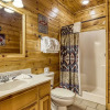 Отель Ern854 - Wagon Wheel Lodge - Great Location! Close To All The Action! 9 Bedroom Cabin by RedAwning, фото 22