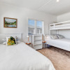 Отель The Little Blue Bach in Oneroa Village, фото 10