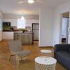 Отель 2 bdr apt - 4 min walk to Sandy Beach, фото 11