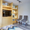 Отель Spacious 2BR Condo at Ballston, фото 11