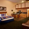 Отель Cottam's Lodge by Alpine Village Suites, фото 15