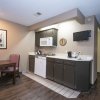 Отель Guest Inn & Suites - Midtown Medical Center, фото 31