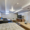 Отель Modern Townhouse w/ Pool Table by Cozysuites, фото 27