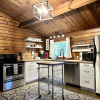 Отель A Peace Of Pine 2 Bedroom Home by NW Comfy Cabins by RedAwning, фото 4