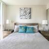 Отель Modern Bright 1Br+Den Unit Downtown, фото 34
