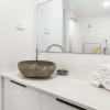 Отель Bright 2 Bedroom Apartment In Burleigh Beach, фото 1